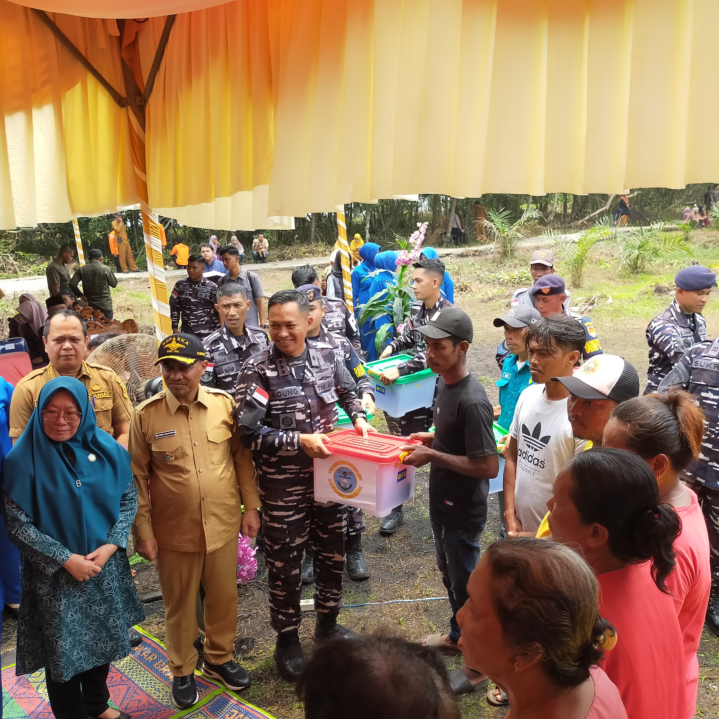 HUT TNI AL ke 81, Danlanal Dumai ke Bengkalis, Serahkan Sembako dan Kesehatan Gratis ke Suku Akit