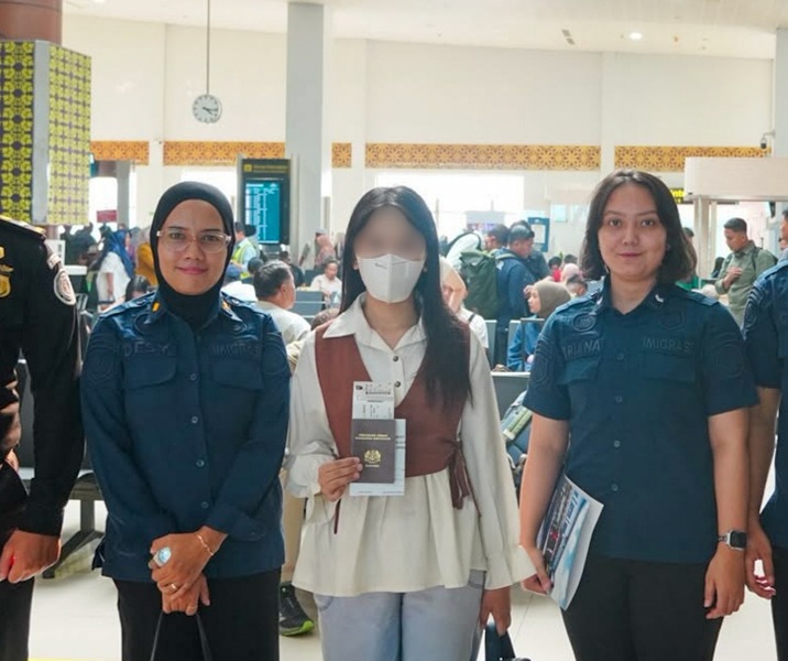 Kantor Imigrasi Kelas I TPI Pekanbaru mendeportasi seorang wanita warga negara Malaysia berinisial MM setelah terbukti melanggar ketentuan keimigrasian pada 18 September 2026. Foto: Istimewa.