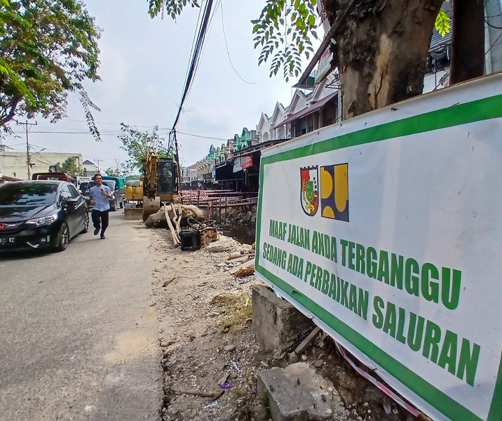 Pemko Pekanbaru melebarkan ukuran drainase Jalan Paus agar aliran dari Jalan Arifin Ahmad bisa mengalir ke anak sungai. Foto: Surya/Riau1.
