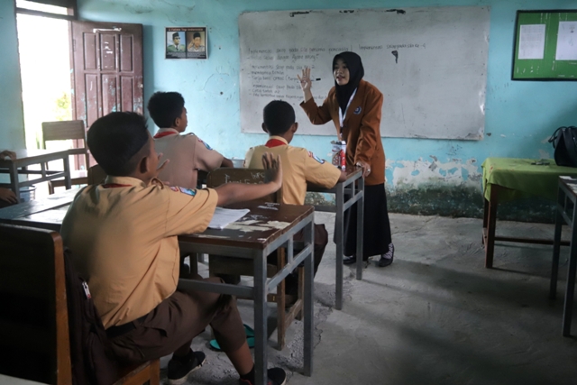 Ilustrasi Guru yang mengajar di daerah pelosok