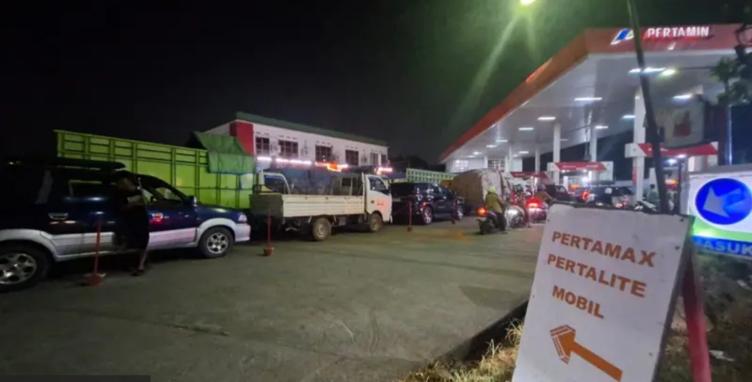 Antrean kendaraan di SPBU