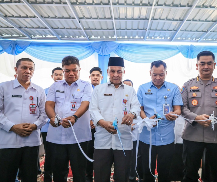 Staf Ahli Bidang Ekonomi, Keuangan, dan Pembangunan Setdako Pekanbaru Abdul Jamal saat ikut memotong pita tanda diresmikannya SPPG Payung Sekaki Air Hitam 3. Foto: Istimewa.