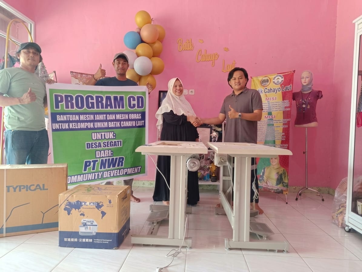 PT Nusa Wana Raya (NWR) menyerahkan bantuan program pemberdayaan kepada masyarakat Desa Segati, Kecamatan Langgam, Kabupaten Pelalawan. (Foto: Istimewa)
