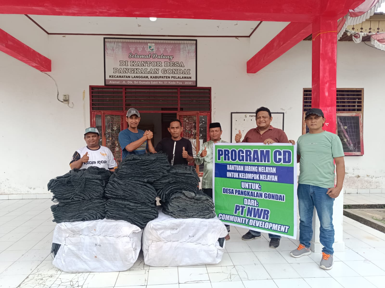 PT NWR Salurkan Bantuan Jaring Nelayan dan Material Pembangunan Mushala di Pangkalan Gondai. (Foto: Istimewa)