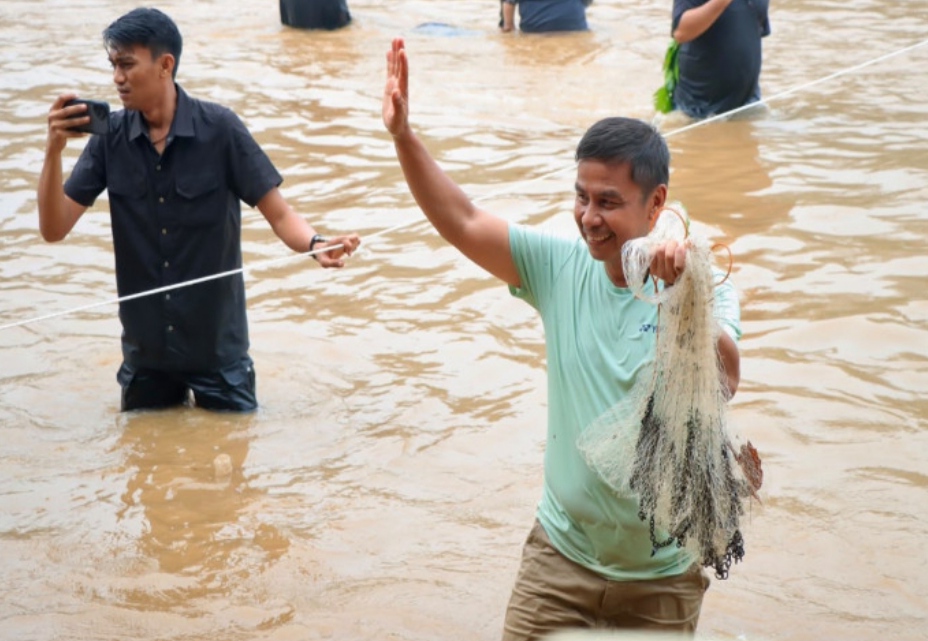 Bupati Kampar, Ahmad Yuzar ikut menangkap ikan di Lubuk Larangan