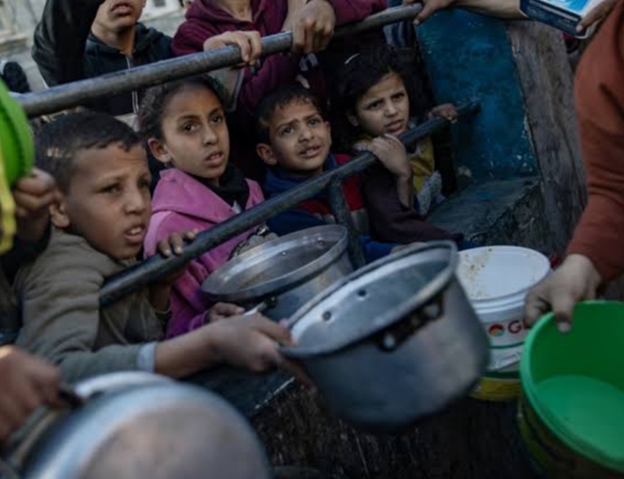 Anak anak di Gaza antre makanan