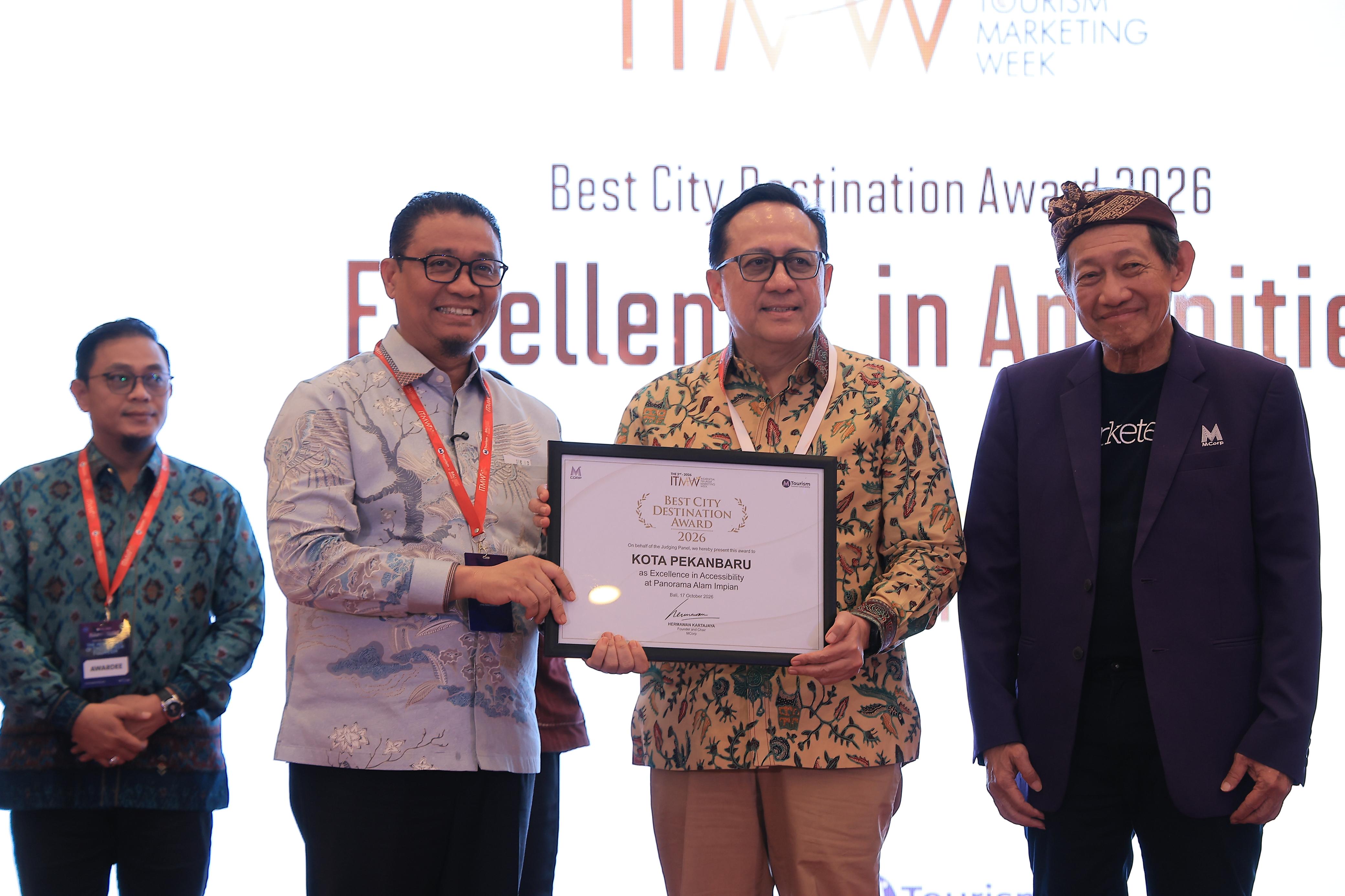 Wakil Wali Kota Markarius Anwar Terima Penghargaan Pariwisata Nasional untuk Pekanbaru di Bali. (Istimewa)