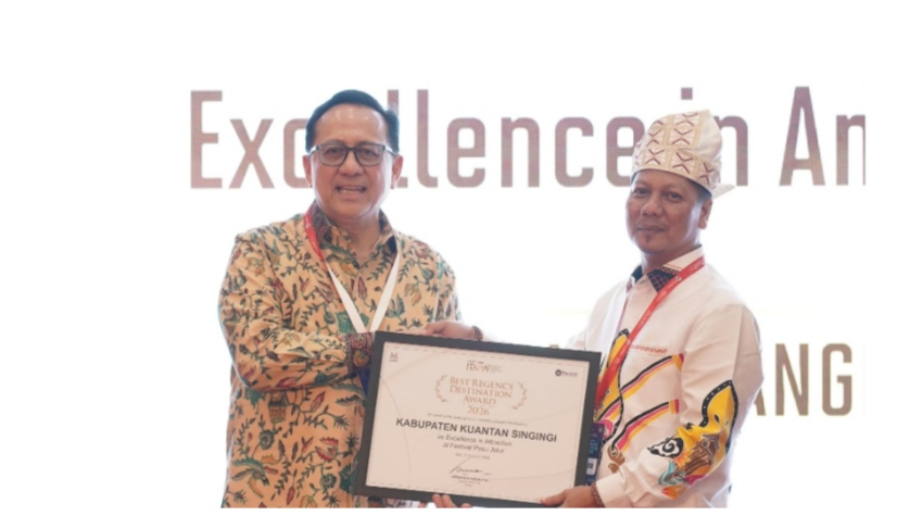Plt Bupati Kuansing, Muklisin saat terima penghargaan
