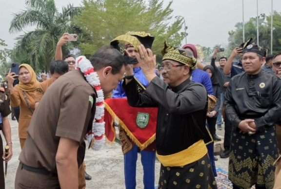 Bupati Kasmarni Kalungkan Bunga ke Kajati Riau