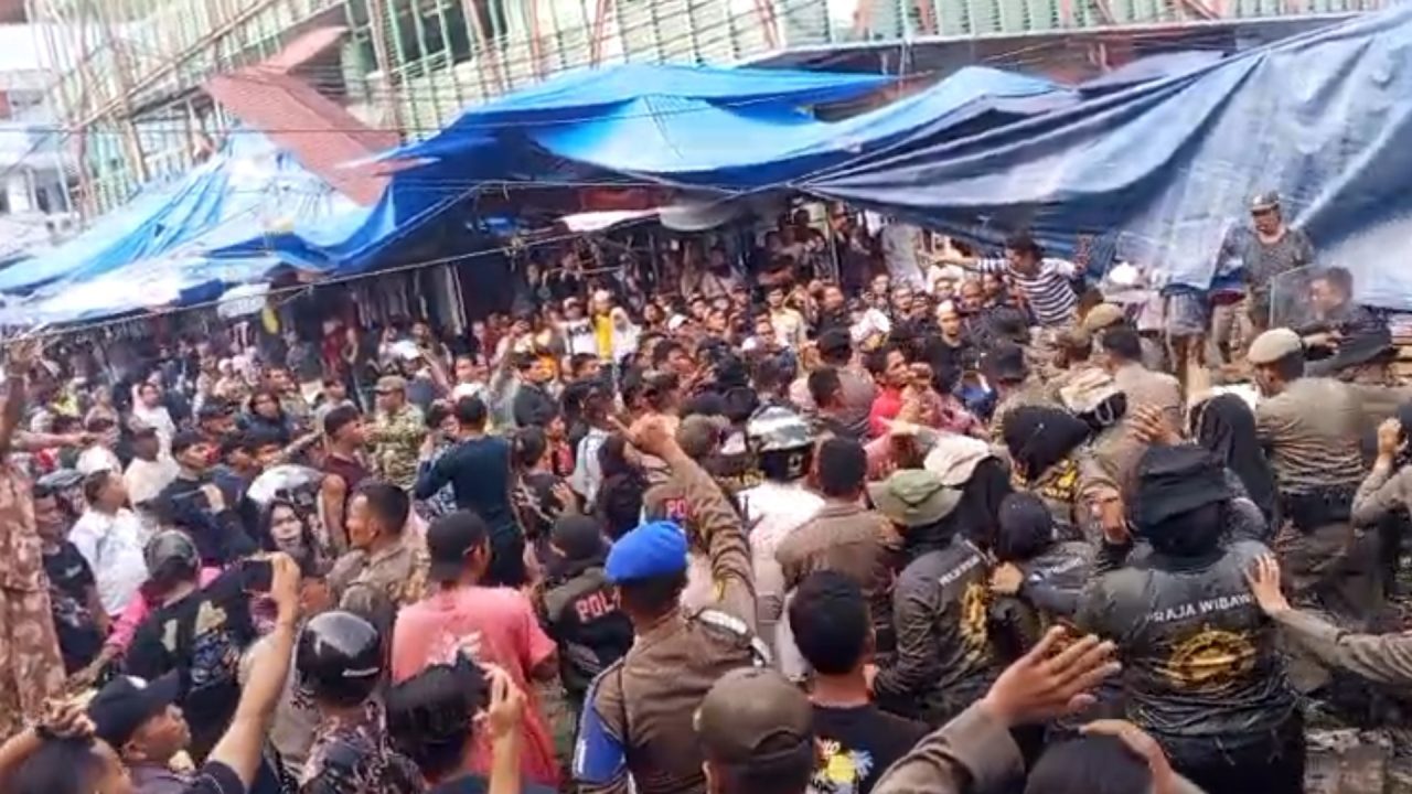 Saat penertiban PKL di Pasar Raya Padang/Sakato.co.id