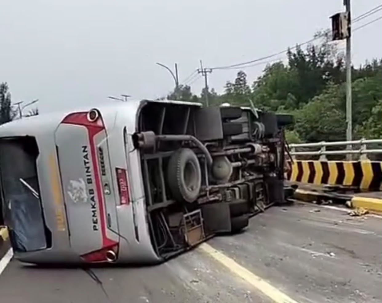 Bus Pemkab Bintan yang Ditabrak