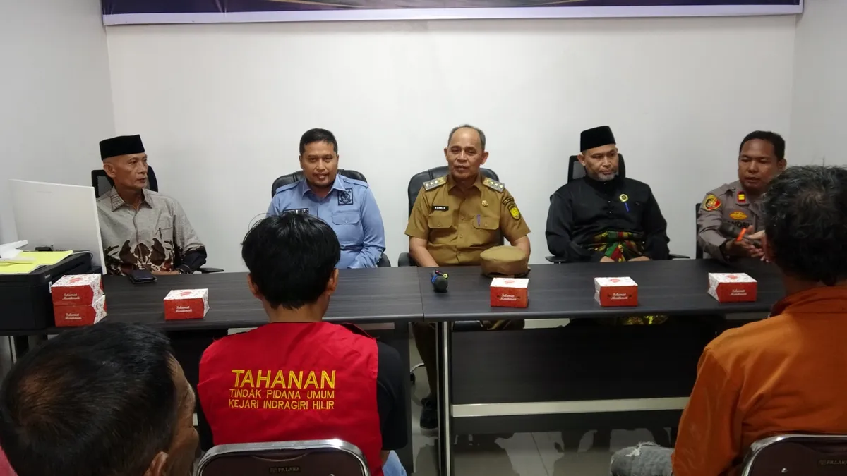 Bupati H. Herman hadir saat proses restorative justice di Kejari Inhil