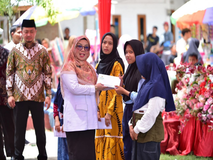 Wakil Bupati Kampar Dr Misharti, menghadiri kegiatan tradisi Ma’aghak Suwek di Desa Pulau Birandang