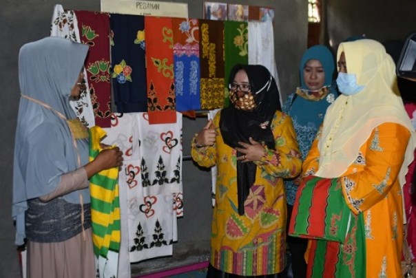 Ketua Dekranasda Kampar, Muslimawati Catur saat mengunjungi IKM Rumah Batik Sibuak