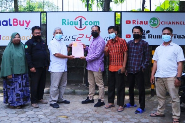 Ketua Komisi Penelitian, Pendataan, dan Ratifikasi Pers Dewan Pers Ahmad Djauhar foto bersama pimpinan perusahaan, pimpinan redaksi, dan wartawan, dan karyawan usai melakukan verifikasi faktual di Kantor Media Riau1.com, Jumat (19/11/2021). Foto: Riau1.com.