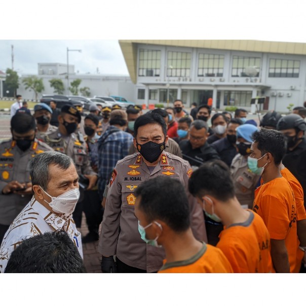 Kapolda Riau Irjen Mohammad Iqbal dalam jumpa persnya atas kasus pengungkapan peredaran 80 kilogram Sabu asal luar negeri. 11 orang tersangka dibekuk yang dikendalikan jaringan internasional.