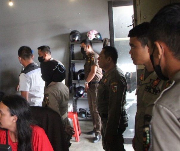 Petugas Satpol PP Pekanbaru saat razia di warnet, Selasa (2/8/2022). Foto: Surya/Riau1.